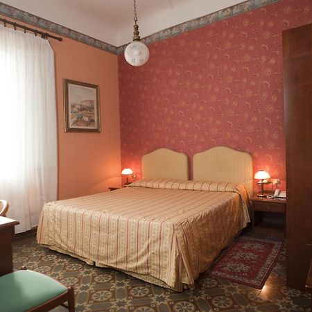 Hotel Beatrice ฟลอเรนซ์ ภายนอก รูปภาพ